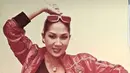 Selain lipstik merah bold, Titiek Puspa juga tampil dengan alis tebal yang perjelas dimensi wajah cantiknya [@titiekpuspa_official]