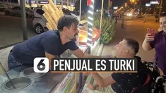 Penjual es Turki ini biasanya melakukan hal kocak terhadap pembeli. Tetapi hal berbeda dilakukannya ketika ada pembeli difabel.