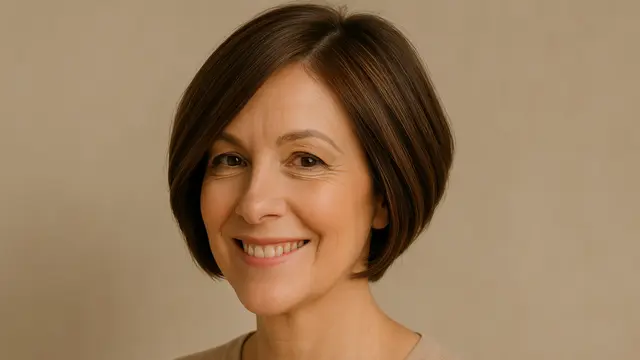 Model Rambut Bob Nungging Pendek untuk Ibu-ibu Usia 50 Tahun