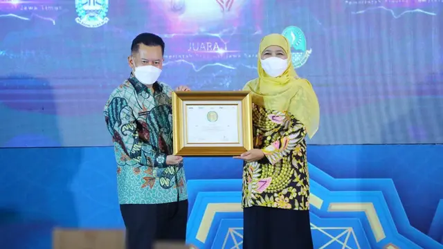 Gubernur Khofifah menghadiri langsung penyerahan penghargaan Anugerah Aninata Syariah Award 2022