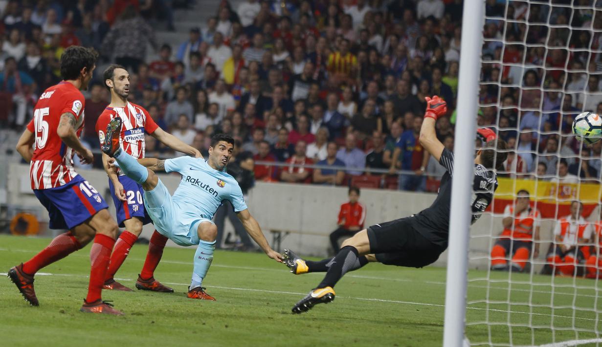 Proses terjadinya gol oleh striker Barcelona, Luis Suarez, pada laga La Liga Spanyol di Stadion Wanda Metropolitano, Minggu (15/10/2017). Atletico Madrid bermain imbang 1-1 dengan Barcelona. (AP/Francisco Seco)