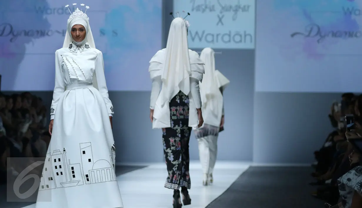 Model membawakan busana Wardah Cosmetik  rancangan Zaskia Sungkar  pada hari kedua Jakarta Fashion Week (JFW) 2016 di Senayan city, Jakarta, (25/10/2015). Kolaborasi menyajikan sebuah peragaan busana bertema Dynamic Bliss. (Liputan6.com/Herman Zakharia)