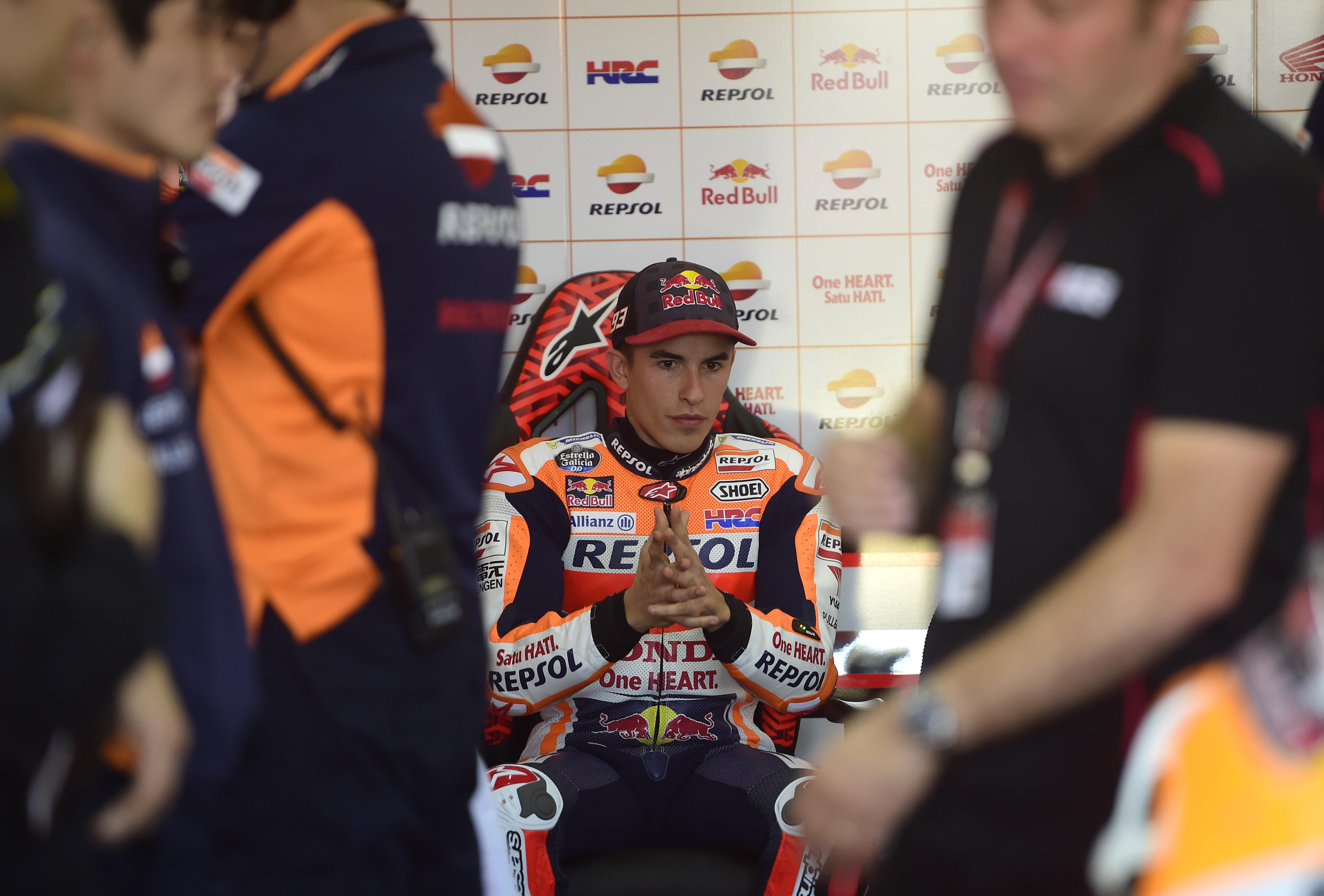 Dengan insiden pada FP2 MotoGP Valencia 2017, tercatat sudah 26 kali pembalap Repsol Honda, Marc Marquez terjatuh sepanjang musim ini. (PIERRE-PHILIPPE MARCOU / AFP)