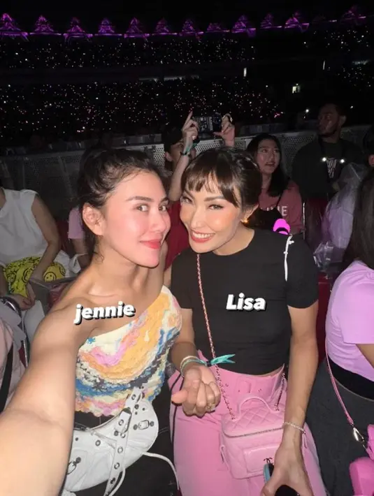 Ayu Dewi tampil simpel mengenakan black t-shirt dan pink long pants. @syahnazs.