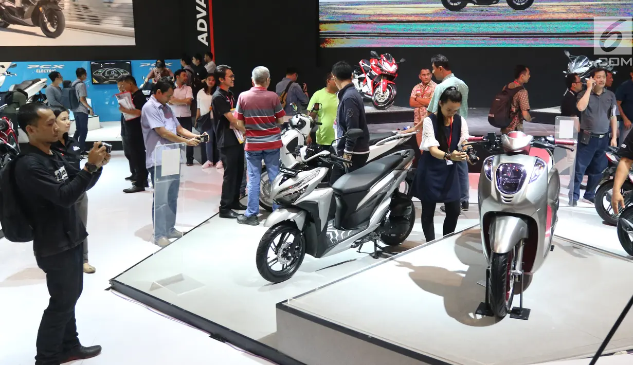 Pengunjung melihat pameran Indonesia Motorcycle Show (IMOS) 2018 di JCC, Jakarta, Rabu (31/10). IMOS 2018 berlangsung pada 31 Oktober hingga 4 November 2018. (Liputan6.com/Angga Yuniar)