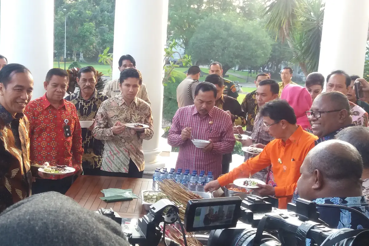 ‎Presiden Jokowi menerima sejumlah para Bupati di Istana Kepresidenan Bogor, Jawa Barat. (Liputan6.com/Hanz)