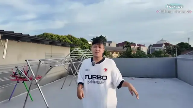 Potret rumah Jirayut di Indonesia (Foto: YouTube Jirayut Official Channel)