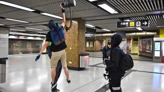 Demonstran Bertopeng Rusak Stasiun MTR Hong Kong