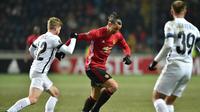 Striker Manchester United, Zlatan Ibrahimovic, saat berupaya melewati para pemain Zorya pada matchday terakhir Grup A Liga Europa, di Stadion Chornomorets, Kamis atau Jumat (9/12/2016) dini hari WIB. (AFP/Sergei Supinsky). 