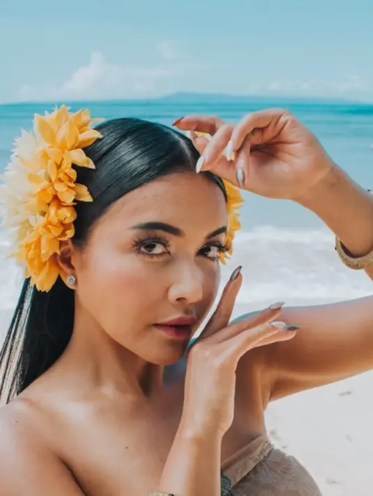 <p>Penampilannya terlihat semakin sempurna dengan rambut panjangnya yang ditata sleek dan lurus. Rambutnya juga dihiasi oleh bunga di bagian kanan dan kiri. (Instagram/ayusuma_lestari/indiralaksmi_bali).</p>