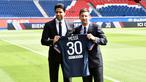 Lionel Messi akhirnya secara resmi diperkenalkan sebagai pemain baru Paris Saint Germain oleh Presiden klub Nasser Al-Khelaifi, Rabu (11/8/2021). (Foto: AFP/Stephane De Sakutin)