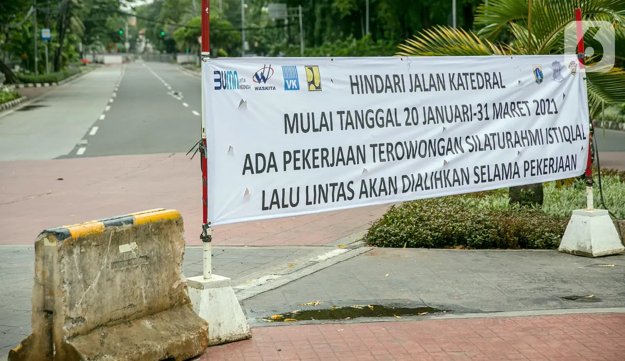 Spanduk pemberitahuan penutupan Jalan Katedral terpampang di kawasan Lapangan Banteng, Jakarta, Rabu (21/1/2021). Jalan Katedral akan ditutup selama proyek pembangunan terowongan silaturahmi Masjid Istiqlal-Gereja Katedral pada 20 Januari-31 Maret 2021. (Liputan6.com/Faizal Fanani)