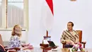 Jokowi menerima tamu kenegaraan mengenakan batik cokelat muda. [Foto: Instagram/jokowi]