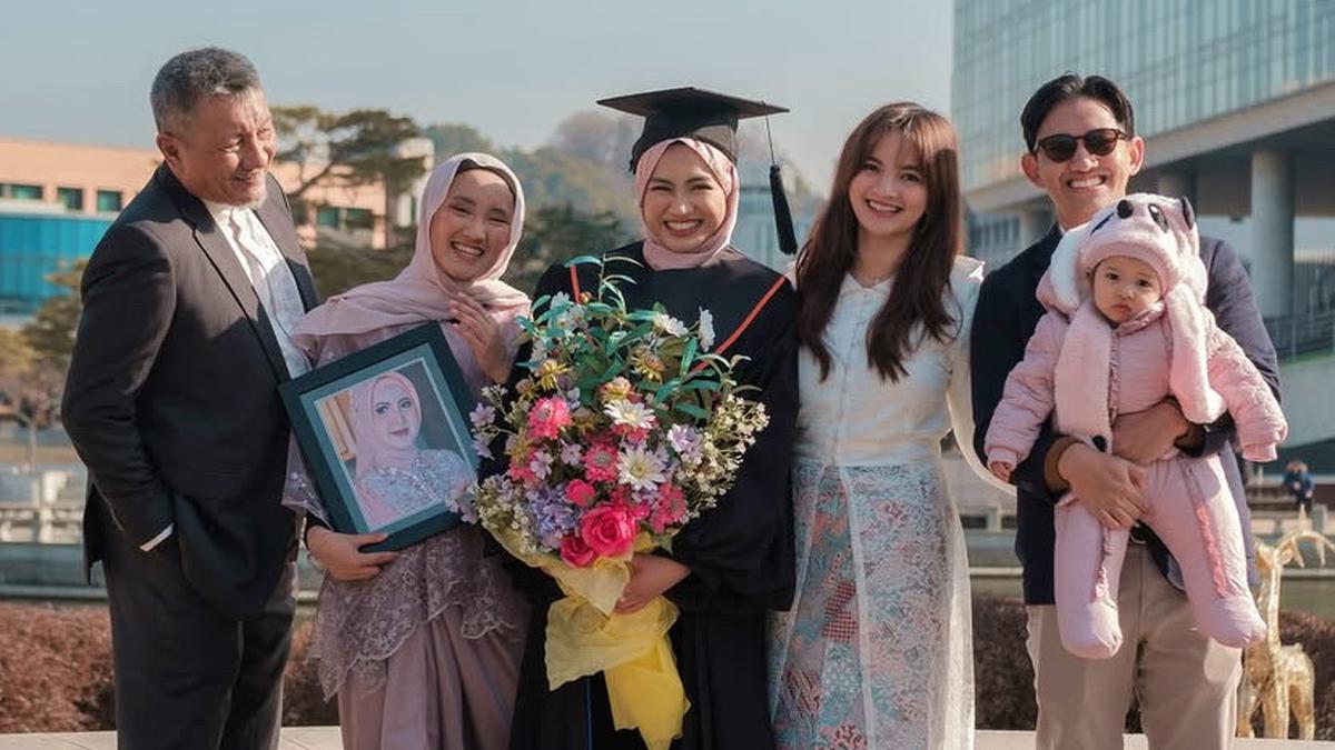 6 Potret Nugget Sister Berkebaya di Korea Selatan saat Wisuda Xaviera Putri, Pancarkan Aura Wanita Indonesia