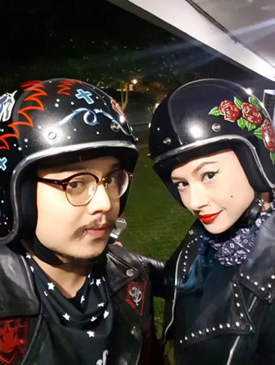 Dalam foto ini, Derby dan Claudia berbusana serba  hitam dengan helmnya. Sepertinya keduanya tengah melakukan perjalanan menggunakan motornya. Seperti yang diketahui, Derby gemar dengan motor gede atau moge. (Instagram/miss_adinda_mae)