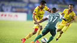 Pemain Sriwijaya FC, Muhammad Ridwan, berusaha melewati pemain PS TNI, Abduh Lestaluhu, pada laga Piala Bhayangkara di Stadion Si Jalak Harupat, Bandung, Minggu (20/3/2016). Sriwijaya FC berhasil menang 2-1 atas PS TNI. (Bola.com/Vitalis Yogi Trisna)