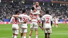 Penyerang Uni Emirat Arab (UEA) Sultan Adil (23) merayakan golnya dengan rekan setimnya saat pertandingan sepak bola Grup C Piala Asia Qatar 2023 melawan Palestina di Stadion Al-Janoub di Al-Wakrah, Doha pada 18 Januari 2024. (HECTOR RETAMAL/AFP)