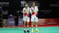Ganda putra Indonesia Raymond Indra/Nikolaus Joaquin sukses memenangi duel sesama wakil Indonesia Sabar Karyaman Gutama/Moh Reza Pahlevi Isfahani pada laga semifinal Indonesia Masters 2026 di Istora Senayan, Jakarta, Sabtu (24/01/2025). Pasangan muda itu menang dua gim langsung dengan skor 21-19, 21-14. (Bola.com/M Iqbal Ichsan)