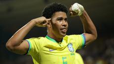 Sebagai salah satu tim unggulan di Piala Dunia U-20 2023 di Indonesia, Brasil memang bermaterikan para pemain dengan nilai pasar lumayan tinggi untuk kategori pemain muda dibandingkan skuad peserta lainnya. Brasil dihuni para pemain bertalenta tinggi yang meskipun masih tergolong muda namun telah dihargai tinggi seiring penampilan apiknya bersama klub yang dibelanya. Berikut daftar 5 pemain Timnas Brasil U-20 dengan nilai pasar tertinggi   menurut situs Transfermarkt.  (AFP/Juan Pablo Pino)