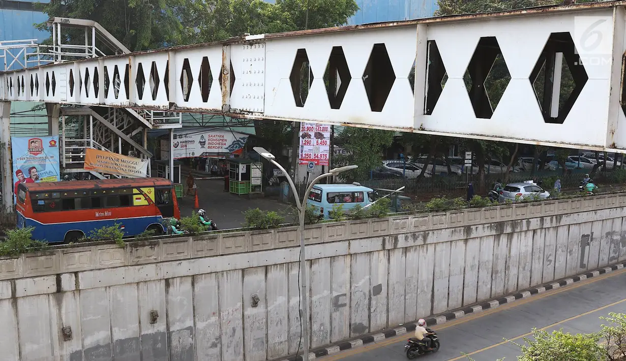 Sejumlah kendaraan melintas di bawah Jembatan Penyeberangan Orang (JPO) Pasar Minggu yang akan segera diturunkan di Jakarta, Kamis (4/4). Dampak dari proses penurunan JPO yang ambruk beberapa tahun lalu tersebut adalah pengalihan arus lalu lintas di sekitar lokasi. (Liputan6.com/Immanuel Antonius)