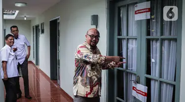 Komisioner KPU, Ilham Saputra menunjukkan ruang kerja salah satu komisioner KPU Wahyu Setiawan yang disegel KPK usai penggeledahan di Kantor KPU sementara, Jakarta, Kamis (9/1/2020).  Penggeledahan dan penyegelan terkait OTT KPK terhadap Wahyu pada 8 Januari kemarin. (Liputan6.com/Faizal Fanani)