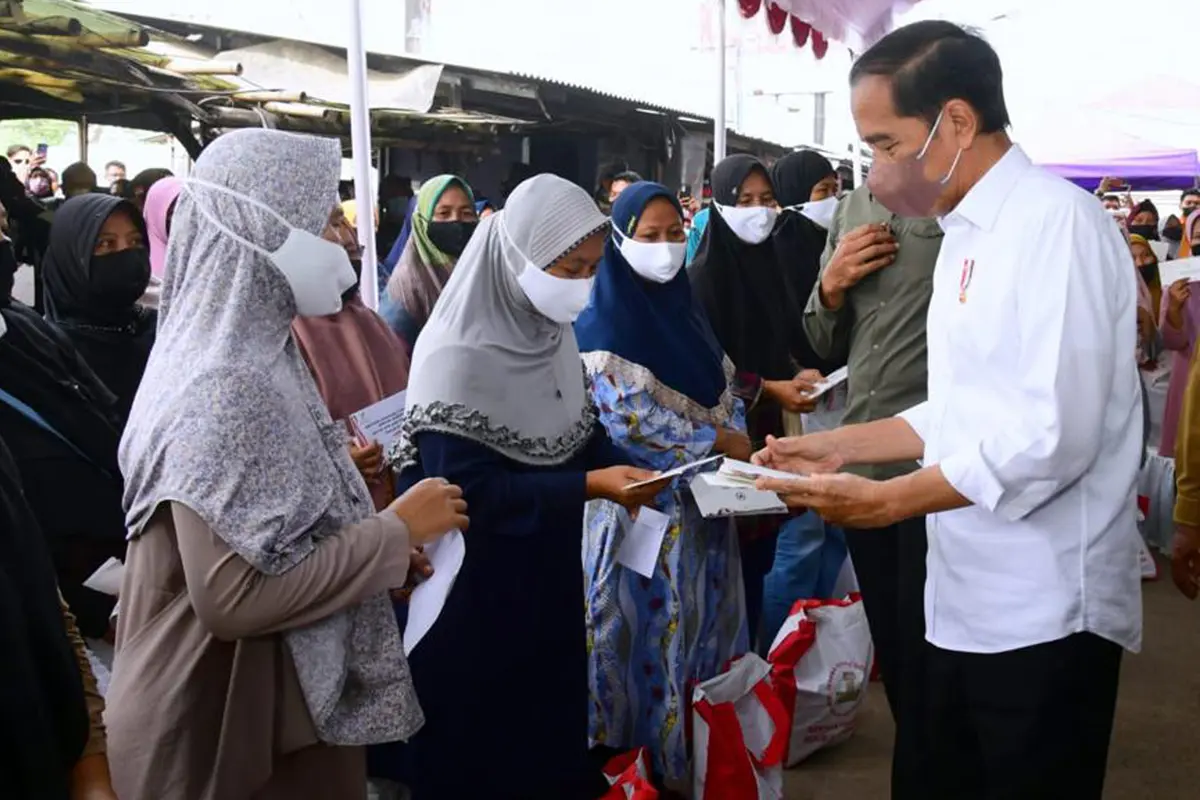 FOTO: Presiden Jokowi Serahkan Bansos untuk Pacu Pertumbuhan Ekonomi dan Jaga Daya Beli Masyarakat