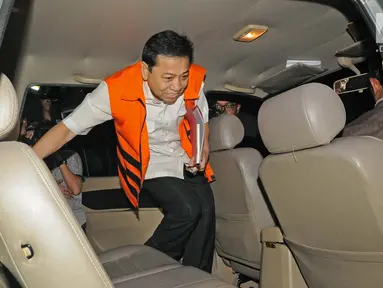 Terdakwa kasus korupsi KTP Elektronik Setya Novanto memasuki mobil bersiap meninggalkan Gedung KPK usai menjalani pemeriksaan, Jakarta, Selasa (30/1). (Liputan6.com/Herman Zakharia)