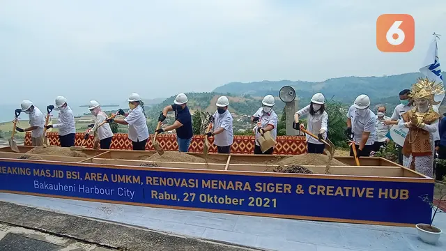 Wamen II BUMN Kartika Wirjoatmodjo Bersama Dirut PT ASDP Indonesia Ferry, Groundbreaking Pembangunan Bakauheni Harbour City Di Lampung. (Rabu, 27/10/2021). (Liputan6.com/Yandhi Deslatama).