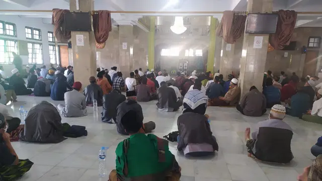 Dengan mematuhi protokoler kesehatan, nampak jamaan tengah mengikuti salah satu kegiatan TQN di pontren Suryalaya, Tasikmalaya, Jawa Barat.