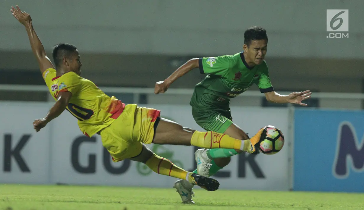 Pemain Bhayangkara FC, Jajang Mulyana (kiri) berusaha merebut bola dari Erwin Ramdani (PS TNI) saat lanjutan Liga 1 Indonesia di Stadion Pakansari, Kab Bogor, Minggu (3/9). Bhayangkara FC unggul 1-0. (Liputan6.com/Helmi Fithriansyah)