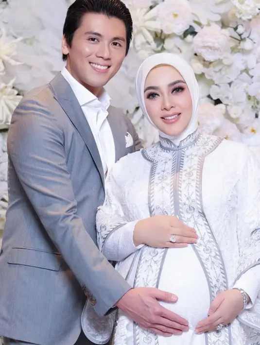 Syahrini kini sudah memasuki usia kehamilan 7 bulan. Dalam foto yang diunggah, Syahrini tampil glowing meski hanya mengaplikasikan makeup flawless. [@princessyahrini]