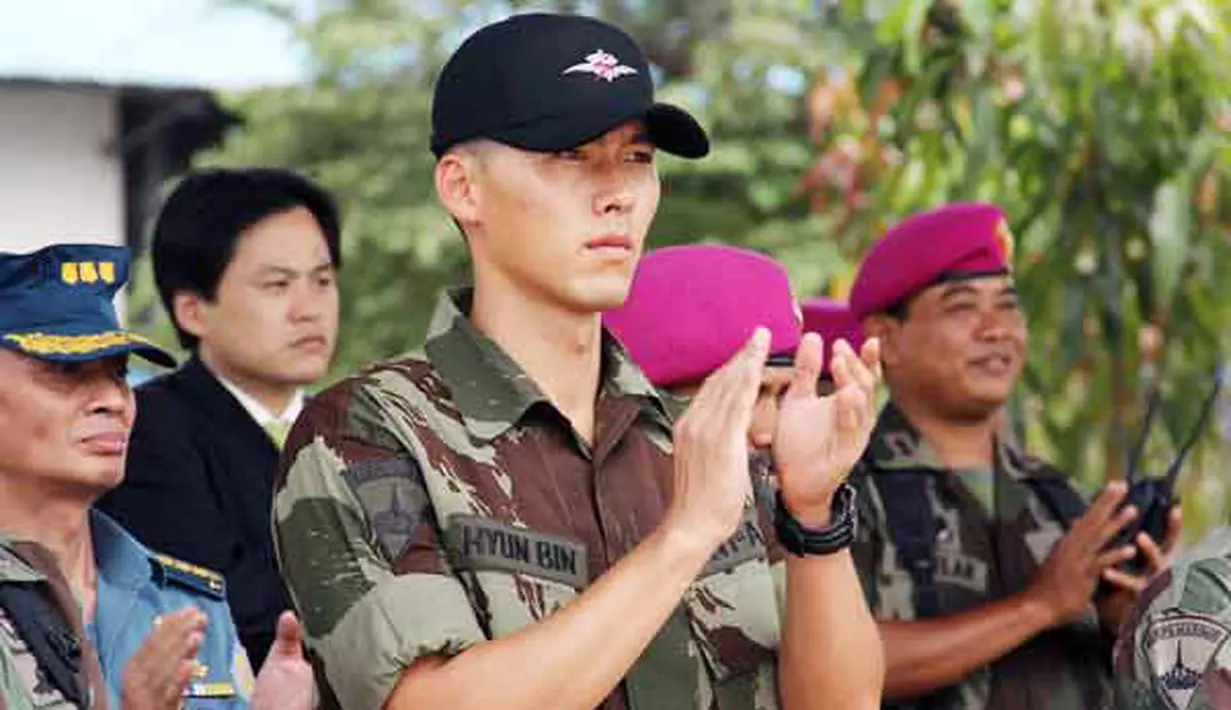 Artis Korea Selatan Hyun Bin ikut dalam demo militer di Brigif II Marinir, Cilandak, Jakarta Selatan, Kamis (6/10).