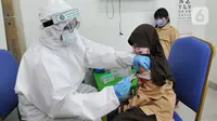 Dokter memberikan imunisasi campak kepada murid baru sekolah dasar negeri di Puskesmas Pondok Labu, Jakarta Selatan, Rabu (12/8/2020). Selain dalam rangka Bulan Imunisasi Anak Sekolah, kegiatan ini juga bagian dari pemeriksaan kesehatan murid baru sekolah dasar negeri. (merdeka.com/Arie Basuki)