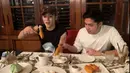 Momen Taeyong saat mencoba pisang goreng yang dicocol dengan susu dan keju. Ia terlihat sangat senang makan pisang goreng. [Youtube/Nihongo Mantappu]