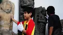 Dua orang anak tampak menyentuh patung-patung yang ada di Museum. (Liputan6.com/Faizal Fanani)