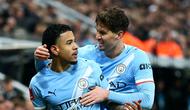 Pemain Man City, Savinho (kiri) merayakan gol yang dicetaknya ke gawang Newcastle United dalam laga putaran kelima Piala FA 2025/2026 di St James' Park, Minggu (8/3/2026) dini hari WIB. (Paul Currie / AFP)