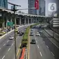 Arus kendaraan yang melintasi Tol Dalam Kota, Jakarta, Kamis (29/7/2021). Jasa Marga menyebut volume lalu lintas kendaraan di tol turun sebesar 40,97 persen selama masa Pemberlakuan Pembatasan Kegiatan Masyarakat (PPKM) Darurat Jawa-Bali pada 3-20 Juli 2021. (Liputan6.com/Faizal Fanani)
