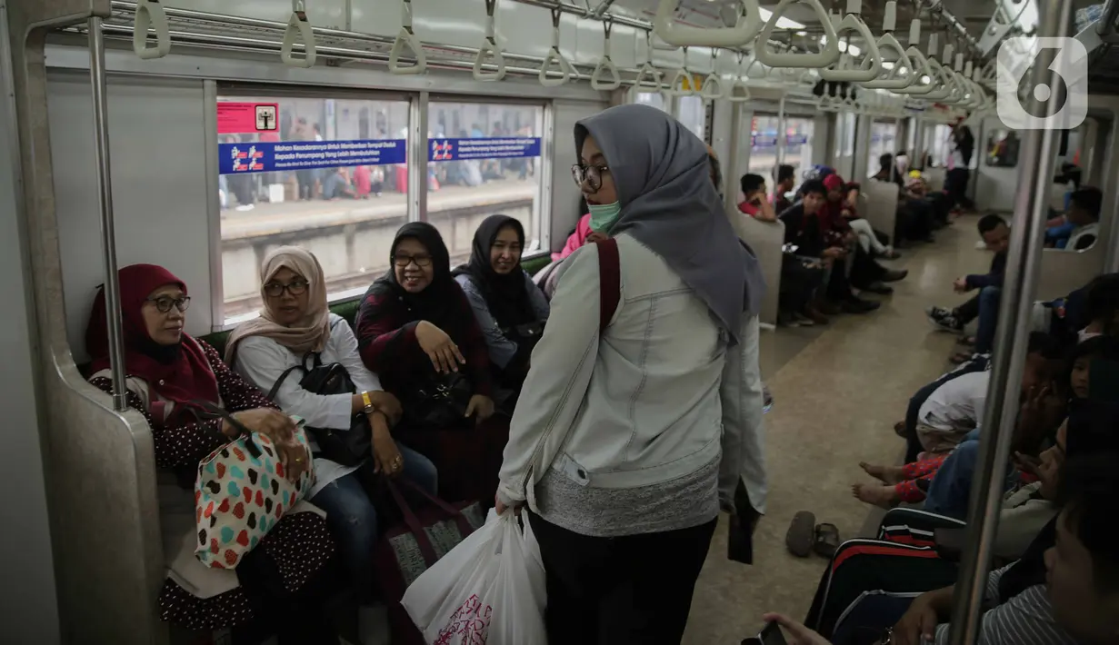Penumpang KRL Commuter Line Bogor-Jakarta berjalan dalam kereta di Stasiun Tanah Abang, Jakarta, Minggu (29/12/2019). PT KCI menambah 28 perjalanan KRL tambahan khusus perayaan pergantian tahun. (Liputan6.com/Faizal Fanani)
