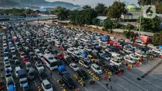 Foto udara sejumlah mobil pribadi dan bus berisi pemudik antre menaiki kapal di Pelabuhan Merak, Banten, Rabu (19/4/2023). (Liputan6.com/Faizal Fanani)