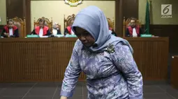 Terdakwa dugaan suap DPRD Sumatera Utara, Tiaisah Ritonga saat menjalani sidang pembacaan putusan di Pengadilan Tipikor, Jakarta, Kamis (14/02). Tiaisah divonis bersalah, dihukum empat tahun dan denda Rp100 juta. (Liputan6.com/Helmi Fithriansyah)