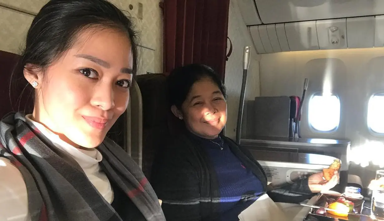 Terlihat di salah satu unggahannya, Gracia dan mamanya berfoto yang berlatarkan pegunungan Fujiyama. Hanya saja mereka tak mendakinya lantaran proses turunnya yang membahayakan. (Instagram/graciaz14)