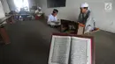 Santri belajar memaknai Kitab Kuning saat mengaji 'Kilatan Kitab' di Pondok Pesantren Almiizan, Kabupaten Bogor, Senin (21/5). Ngaji kitab kuning ini merupakan tradisi di pondok pesantren pada saat bulan Ramadan. (Merdeka.com/Arie Basuki)