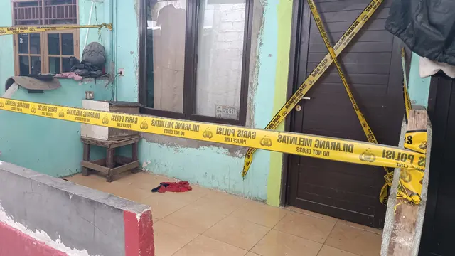 Seorang suami di Kebagusan, Jakarta Selatan, AS (30) tega membunuh istrinya, FF (26). Lokasi pembunuhan diberi garis polisi. (Merdeka.com/Nur Habibie)