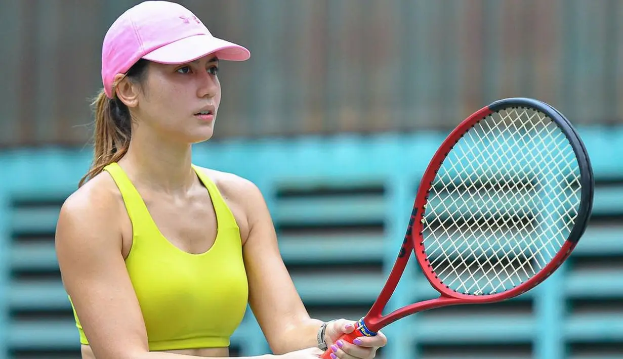 <p>Pevita Pearce memulai hari dengan olahraga tenis. Ia pun kembali membuat banyak netizen terpana dengan penampakan cantiknya. (Instagram/pevpearce)</p>
