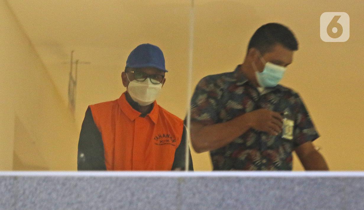 Gubernur Sulawesi Selatan Nurdin Abdullah mengenakan rompi tahanan usai pemeriksaan di gedung KPK, Jakarta, Minggu (28/2/2021) dini hari. KPK menetapkan Nurdin Abdullah sebagai tersangka kasus dugaan suap proyek infrastruktur di lingkungan Pemprov Sulawesi Selatan. (Liputan6.com/Herman Zakharia)