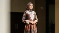 9 Model Gamis Batik Brokat Silk Look Elegan, Pilihan Busana Pesta Modern