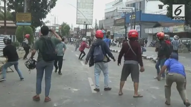 Tawuran dua kelompok warga pecah di Jalan Dewi Sartika, Cawang, Jakarta timur, Jumat (29/9/2017).