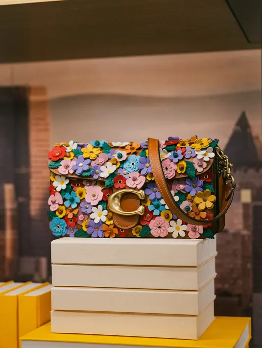 Koleksi Spring 2026 dari Coach memang terasa kuat dalam permainan karakter. Tas Tabby kembali menjadi pusat perhatian dengan pembaruan desain seperti floral applique yang memberi sentuhan romantis. Selain itu, kehadiran arsip klasik seperti Haversack, Kisslock, hingga Twin Turnlock Waverly memperlihatkan bagaimana Coach menghidupkan kembali warisan desainnya dengan pendekatan kontemporer.  [Dok/KANMO GROUP].