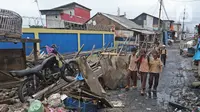 Aktivitas warga di permukiman padat kawasan Muara Angke, Jakarta, Rabu (5/2/2020). Bank Dunia mencatat selama 15 tahun terakhir, Indonesia telah membuat kemajuan luar biasa dalam mengurangi tingkat kemiskinan yang sekarang berada di bawah 10%. (Liputan6.com/Herman Zakharia)