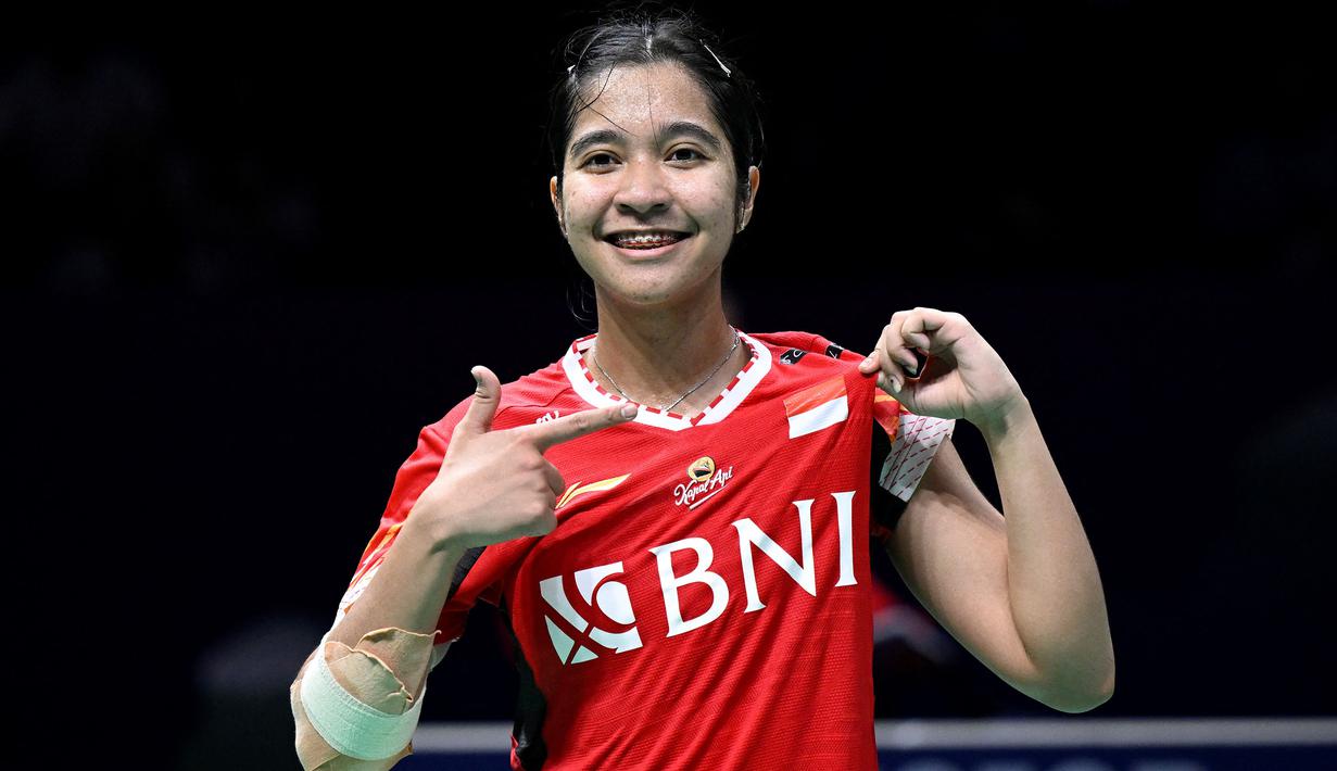 Tunggal putri Indonesia, Ester Nurumi Tri Wardoyo berpose merayakan kemenangan atas wakil Korea Selatan, Kim Ga-ram pada partai ketiga semifinal Piala Uber 2024 antara Indonesia menghadapi Korea Selatan di Hi-Tech Zone Sports Centre Gymnasium, Chengdu, China, Sabtu (4/5/2024). Ester Nurumi Tri Wardoyo menang lewat laga tiga gim (20-22, 21-16 dan 21-12) untuk membawa Indonesia unggul 2-1. (AFP/Wang Zhao)